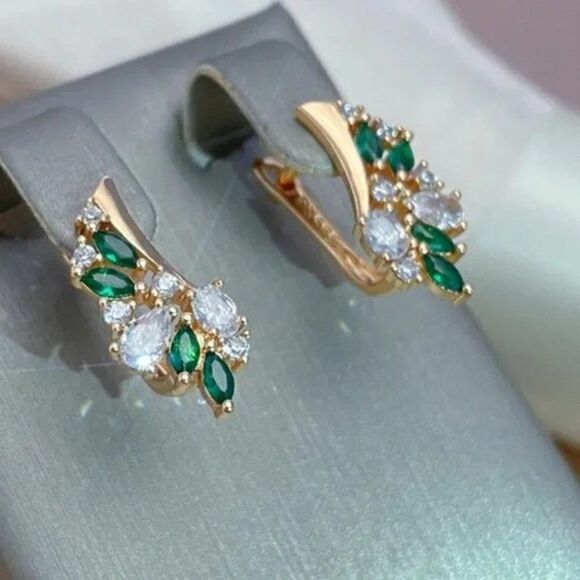 ⭐️ Unique Green Zircon Leaf Shape Earrings - Picture 8 of 9